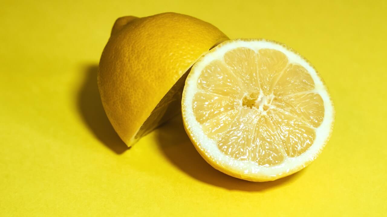 how to whiten teeth with lemon