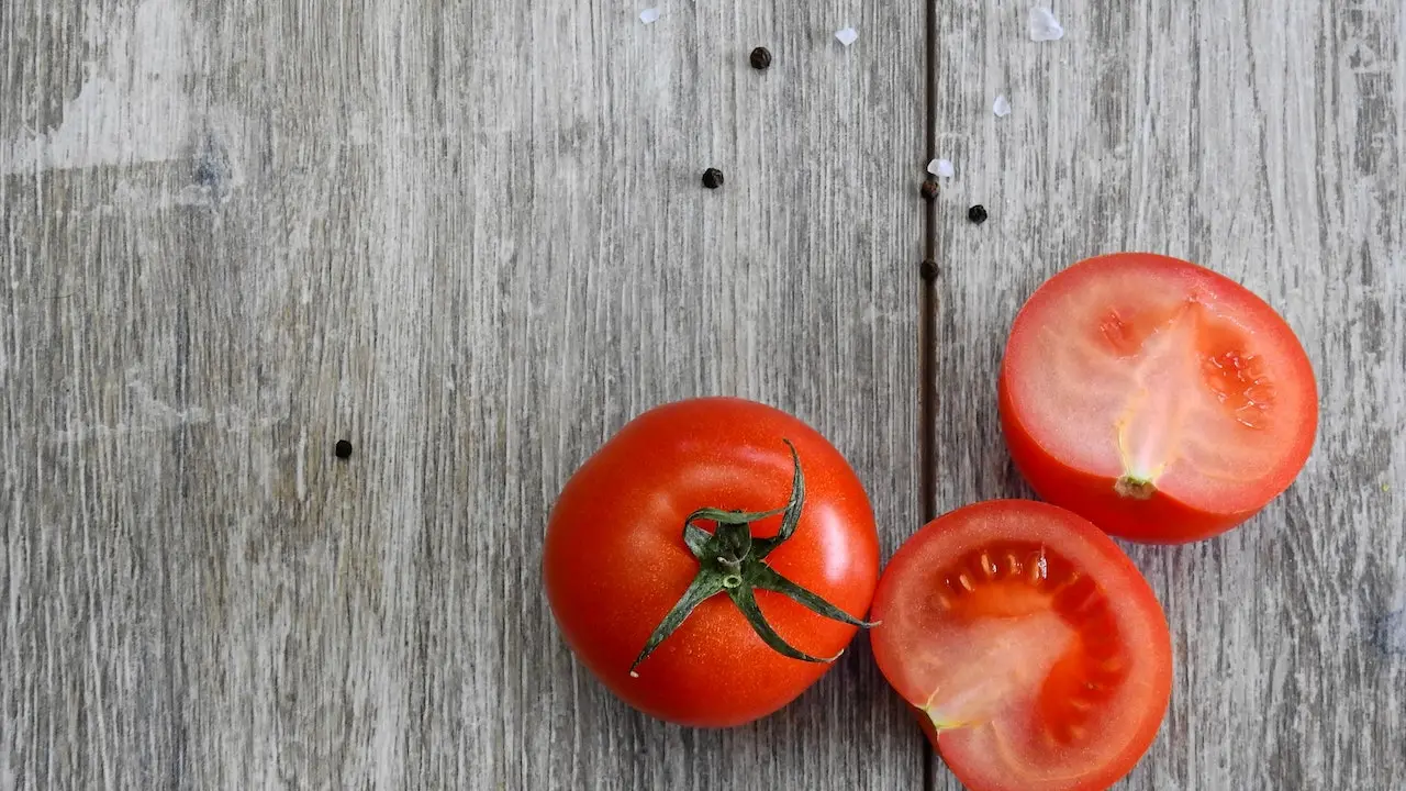Tomatoes To Reduce Excess Oil from Skin