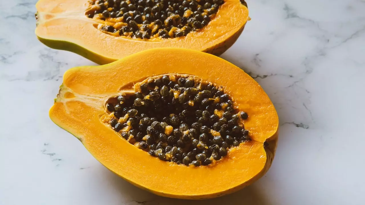 Precautions and considerations when consuming papaya on an empty stomach