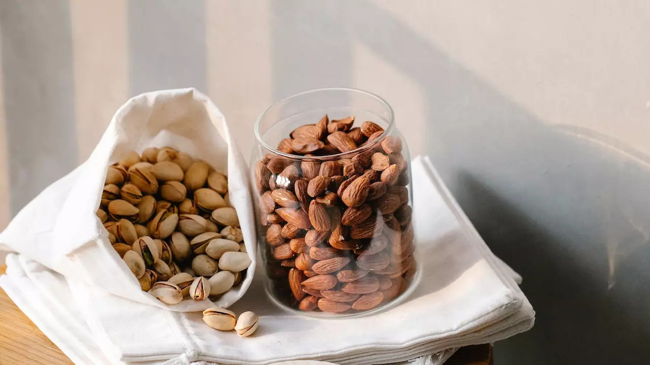 Risks Of Eating Too Many Almonds