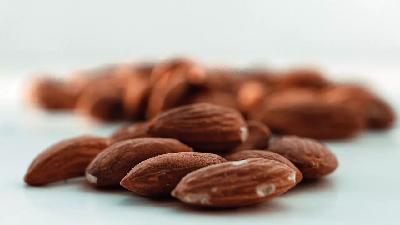 How many almonds should you eat per day?