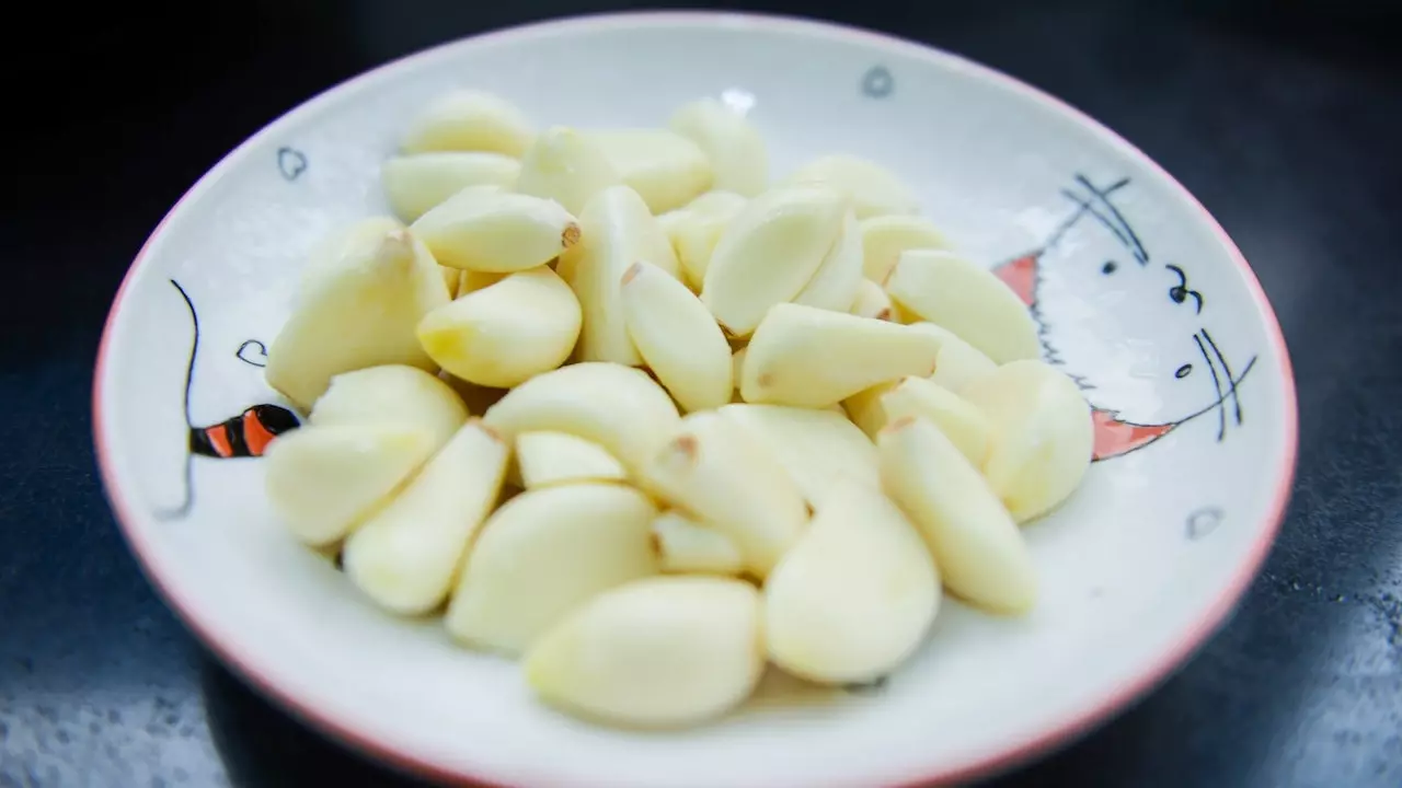 What happens when you eat too much garlic?