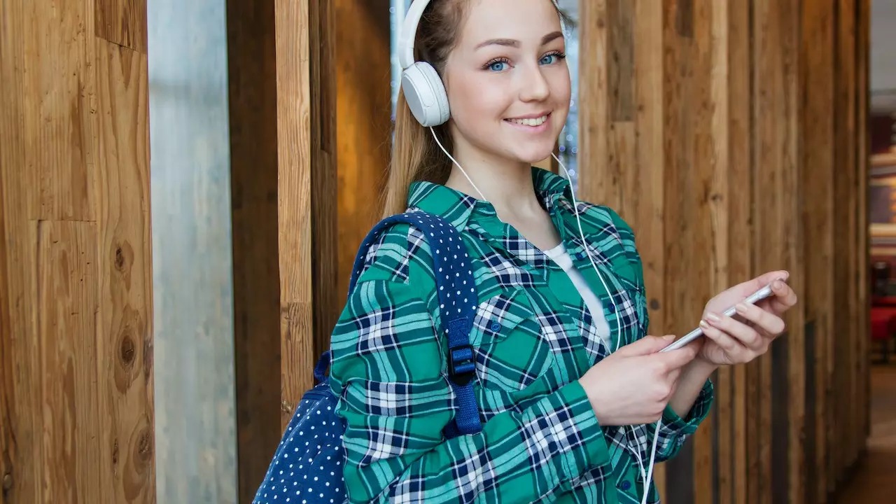 Tips to Prevent Hearing Loss When Using Headphones.
