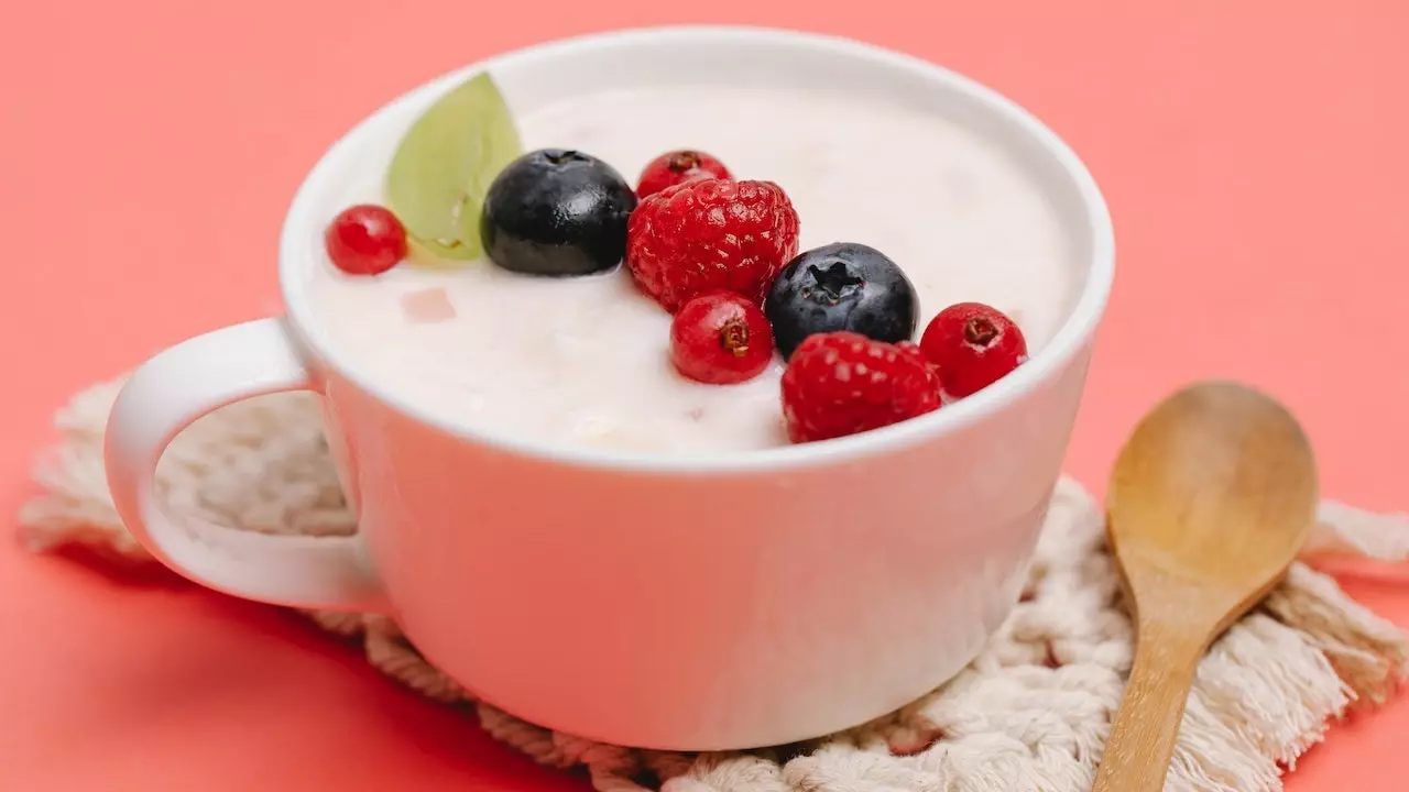  A bowl of yogurt with fresh berries on top.