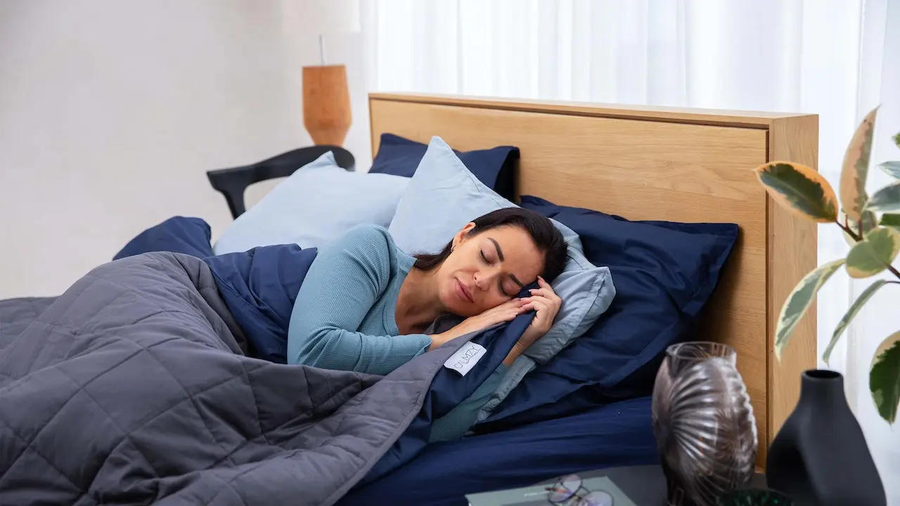 Scientific illustrations showing the circadian rhythm and the relationship between meal timing and sleep patterns at different times of the day.