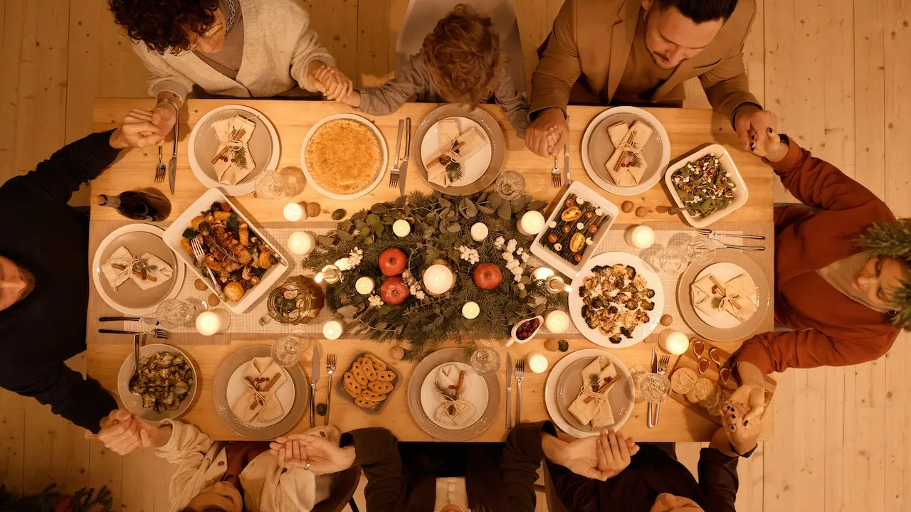 Imagery depicting a clock and a plate of food, illustrating the concept of timing meals to align with the body's natural sleep-wake cycle.