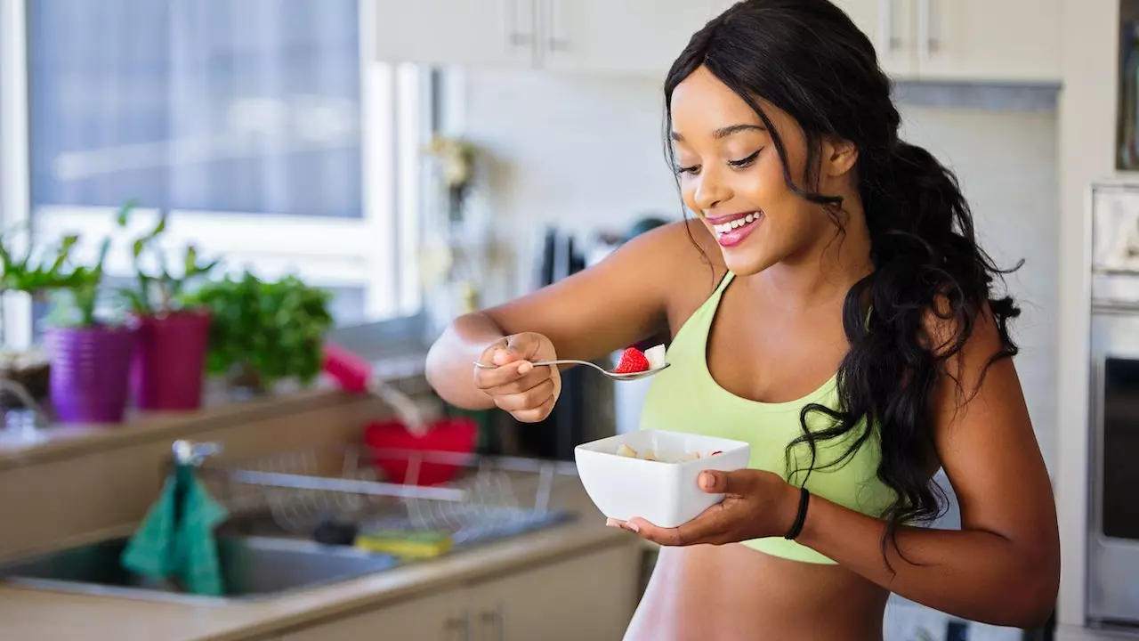 Scales balancing food and a healthy figure.