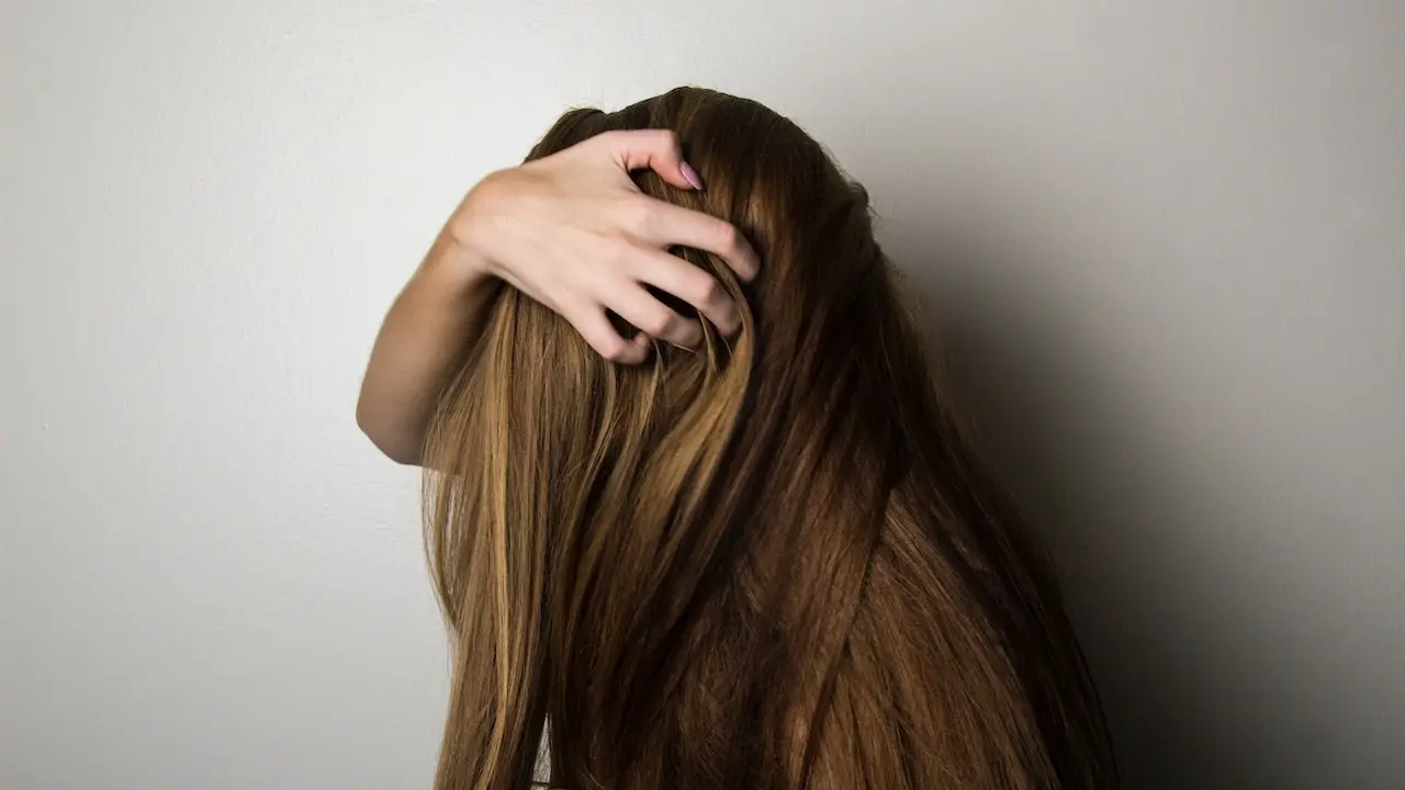 Strengthens and repairs hair strands