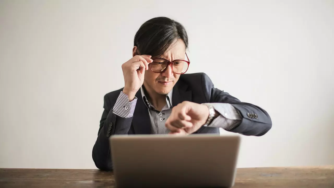 Time management tips for juggling a job and side hustle.