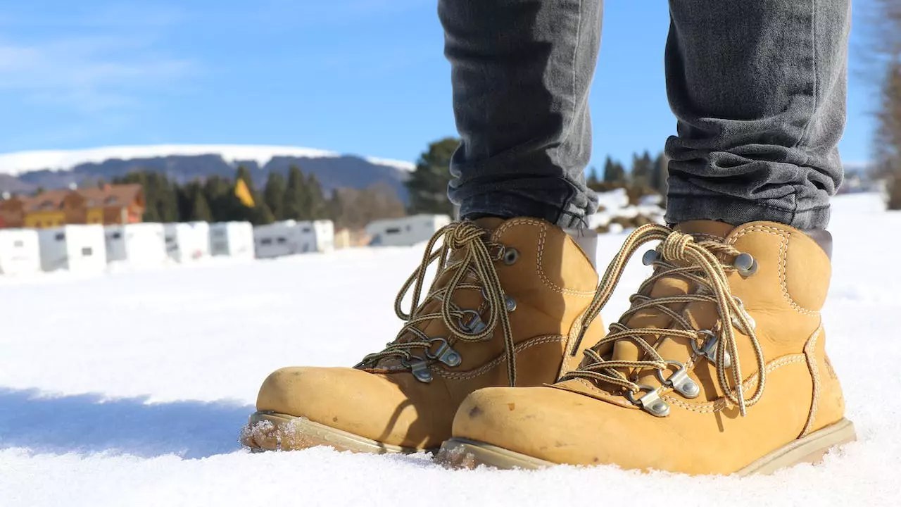keeping feet warm in winter boots