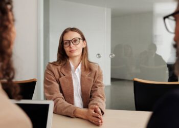 Body Language Mistakes to Avoid During Interview