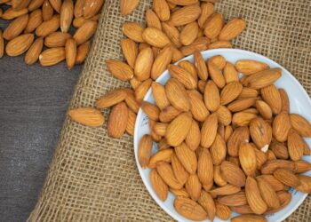 how many almonds should i eat a day to build muscle