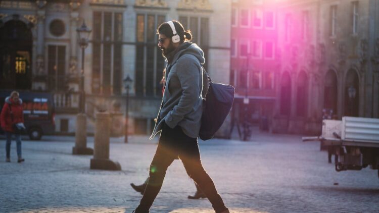Does walking after eating aid digestion