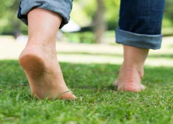 health benefits of walking barefoot on grass