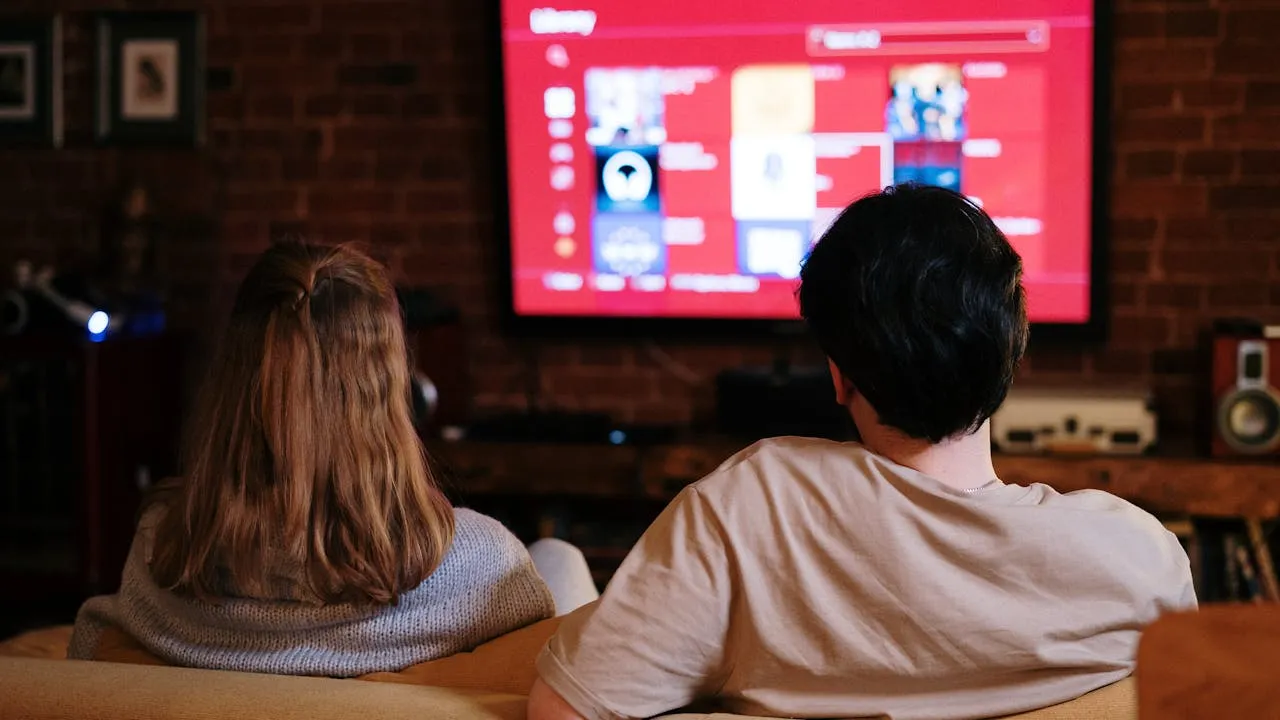 does watching tv before bed affect sleep